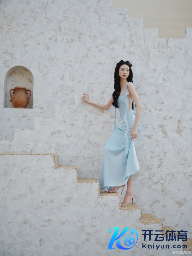 张艺凡穿淡蓝长裙爱护娇俏 抬眸含笑慵懒又随意
