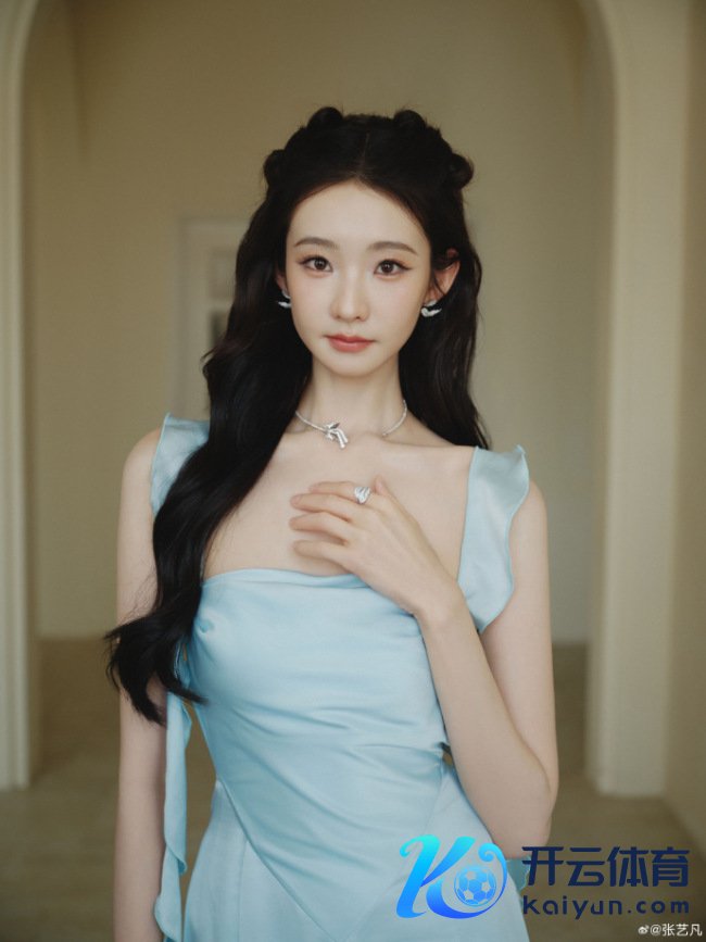 张艺凡穿淡蓝长裙爱护娇俏 抬眸含笑慵懒又随意