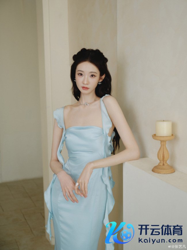 张艺凡穿淡蓝长裙爱护娇俏 抬眸含笑慵懒又随意