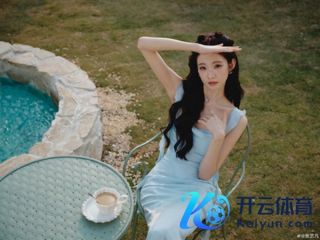 张艺凡穿淡蓝长裙爱护娇俏 抬眸含笑慵懒又随意