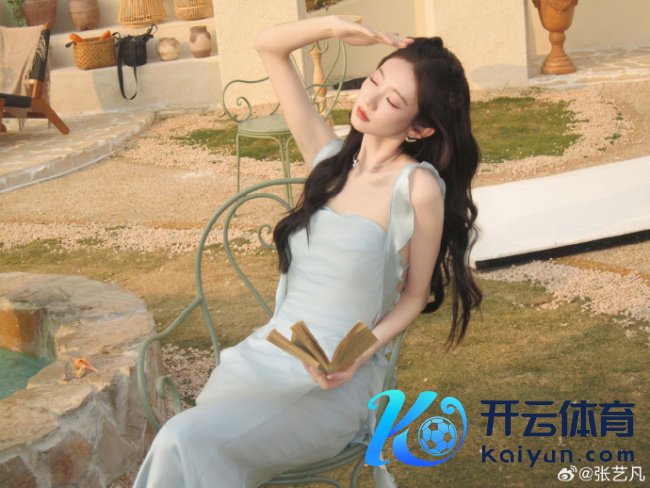 张艺凡穿淡蓝长裙爱护娇俏 抬眸含笑慵懒又随意
