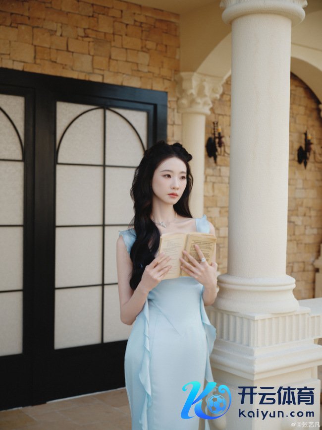 张艺凡穿淡蓝长裙爱护娇俏 抬眸含笑慵懒又随意