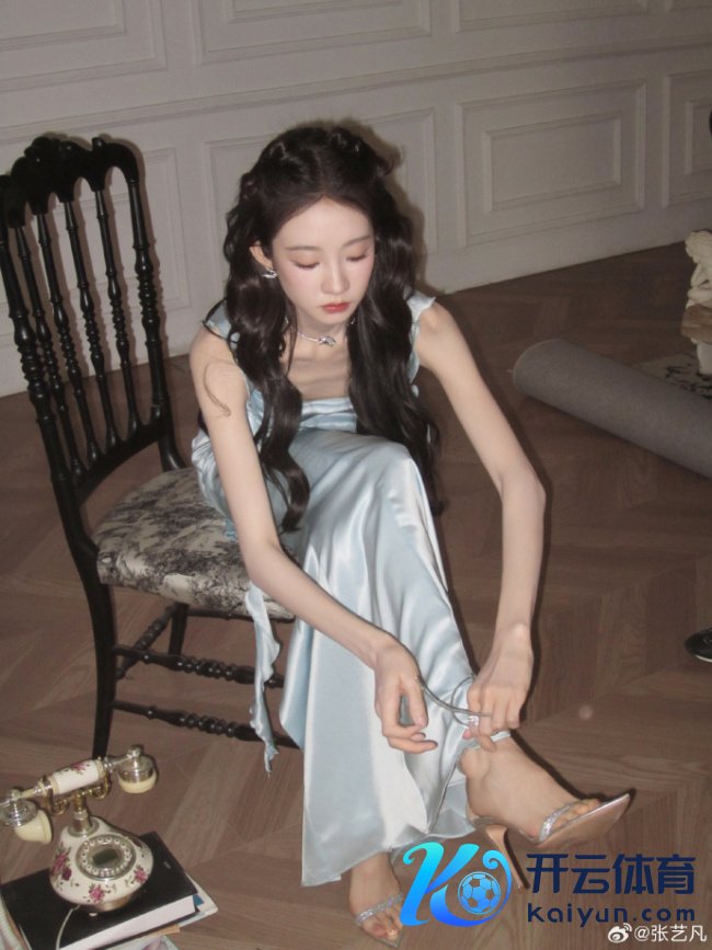 张艺凡穿淡蓝长裙爱护娇俏 抬眸含笑慵懒又随意