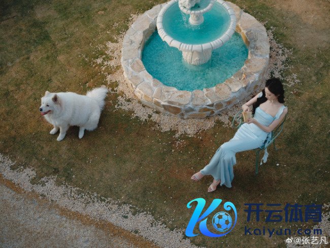 张艺凡穿淡蓝长裙爱护娇俏 抬眸含笑慵懒又随意