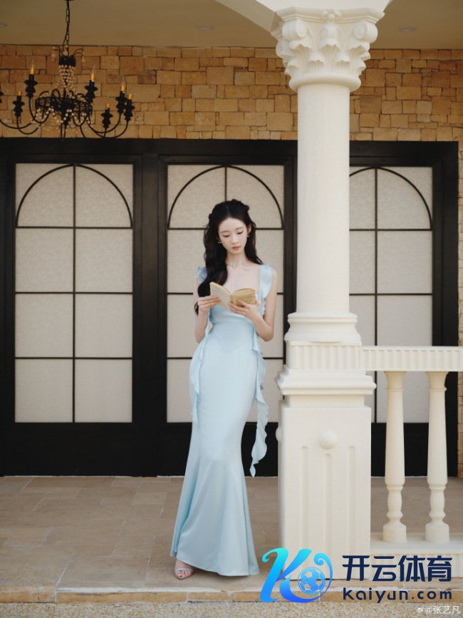 张艺凡穿淡蓝长裙爱护娇俏 抬眸含笑慵懒又随意