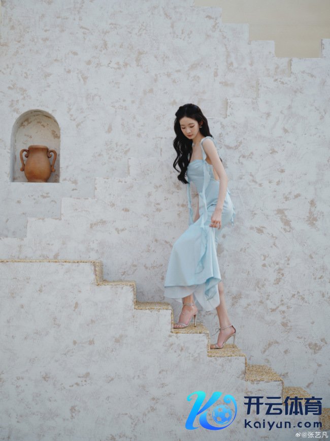张艺凡穿淡蓝长裙爱护娇俏 抬眸含笑慵懒又随意