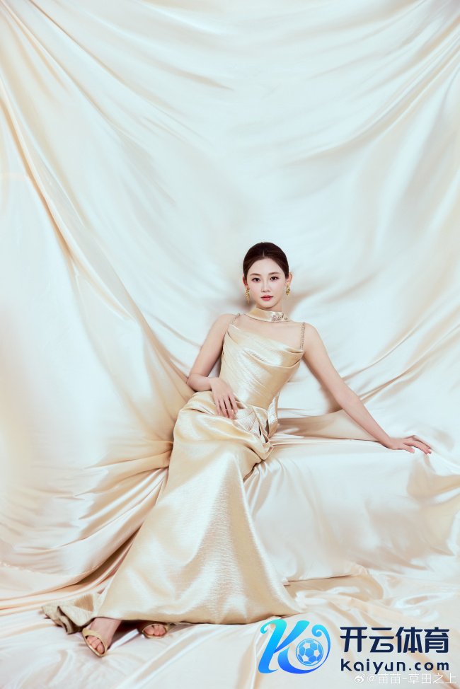 张艺凡穿淡蓝长裙爱护娇俏 抬眸含笑慵懒又随意