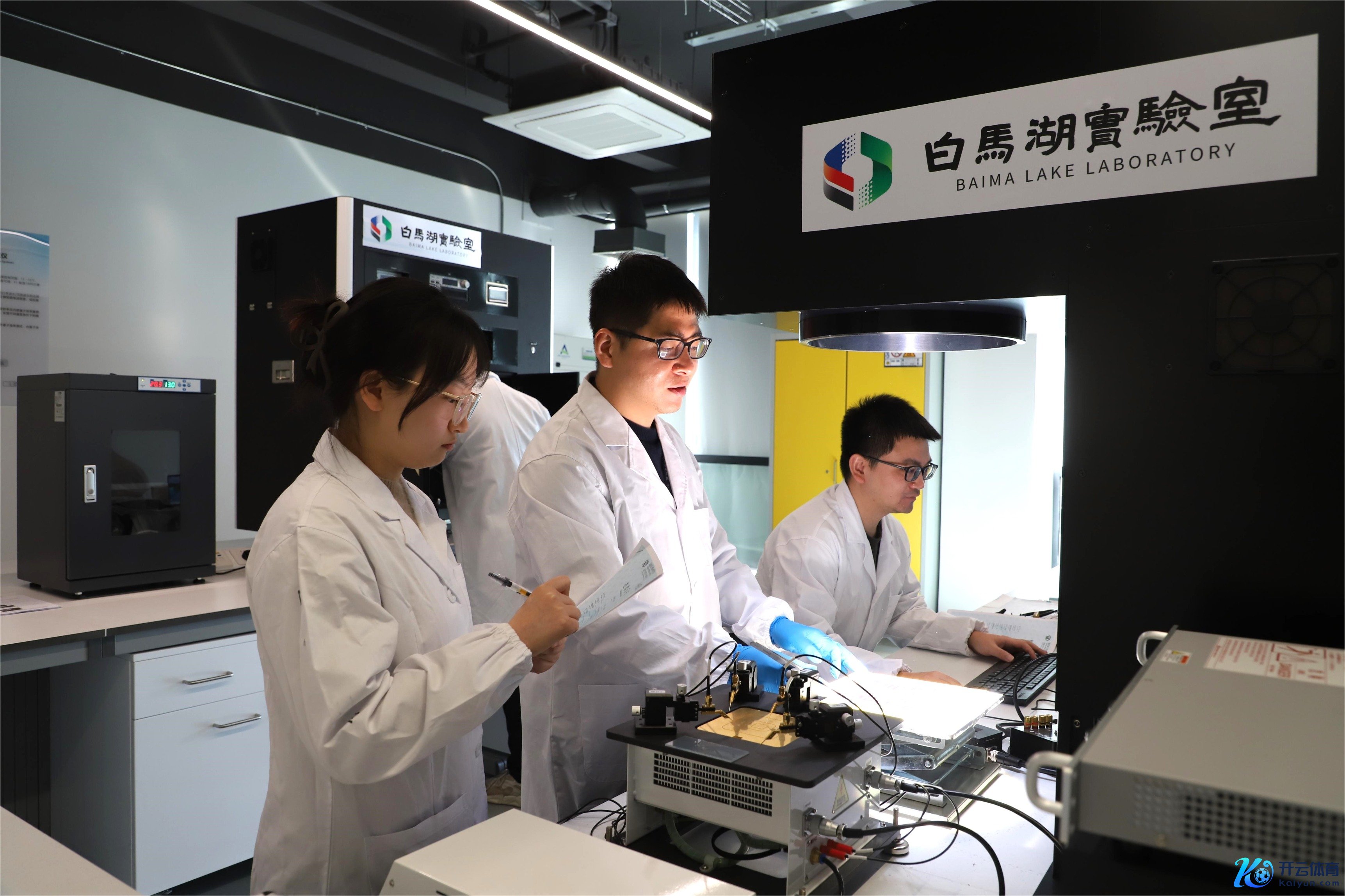 团队期间认真东谈主孙靖淞博士率领叠层结构假想 团队期间认真东谈主孙靖淞博士率领叠层结构假想